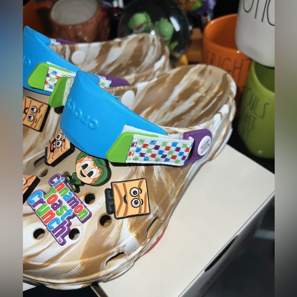 Crocs Cereal Cinnamon Toast Crunch Clogs!Womens 6/Men… Gem